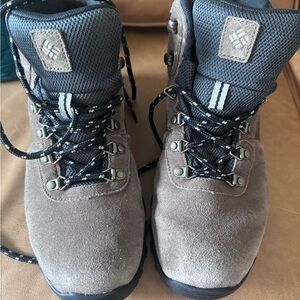 Columbia Men's Taupe Suede Hiking Boots with Black Mesh